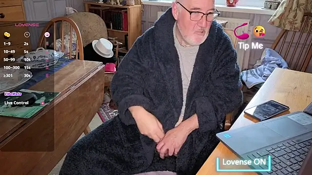 Snapshot of Adamdaddybear chatting on November 15, 9:28 am Adamdaddybear online show from November 15, 9:28 am