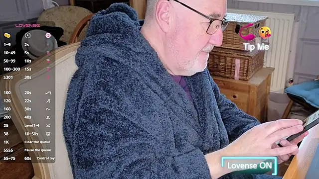 Snapshot of Adamdaddybear chatting on November 27, 8:27 am Adamdaddybear online show from November 27, 8:27 am