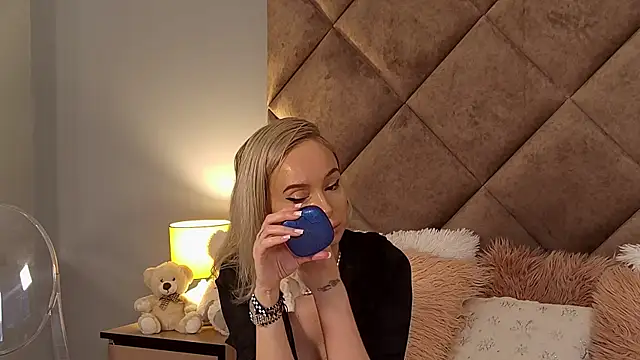 JaquelineM online show from December 10, 7:16 am