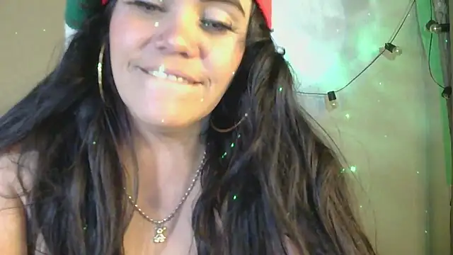 Snapshot of blue_angel33 chatting on December 24, 3:05 am blue angel33 online show from December 24, 3:05 am