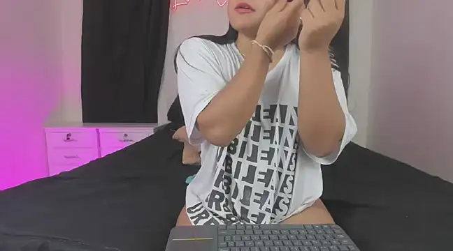 lindacastro02 online show from March 5, 12:16 am