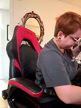 Snapshot of Sweetleeahxx chatting on October 22, 1:22 pm Sweetleeahxx online show from October 22, 1:22 pm