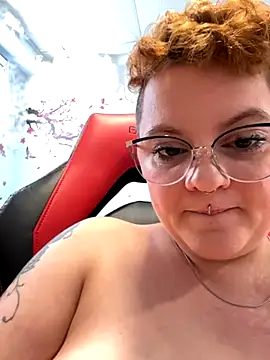 Snapshot of Sweetleeahxx chatting on December 4, 3:10 pm Sweetleeahxx online show from December 4, 3:10 pm