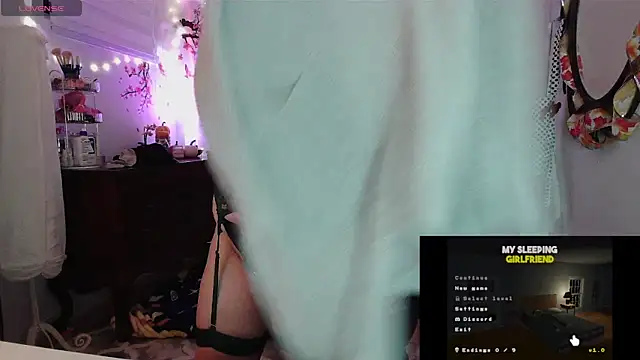 Snapshot of Sweetleeahxx chatting on December 13, 11:10 pm Sweetleeahxx online show from December 13, 11:10 pm