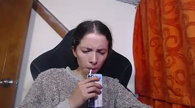 Snapshot of sweetdam12 chatting on February 4, 9:10 pm sweetdam12 online show from February 4, 9:10 pm