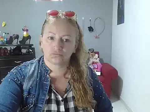 Snapshot of emperabigbootybigass chatting on February 13, 12:43 pm emperabigbootybigass online show from February 13, 12:43 pm