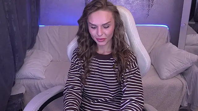 KiraGrayy online show from November 3, 1:45 pm