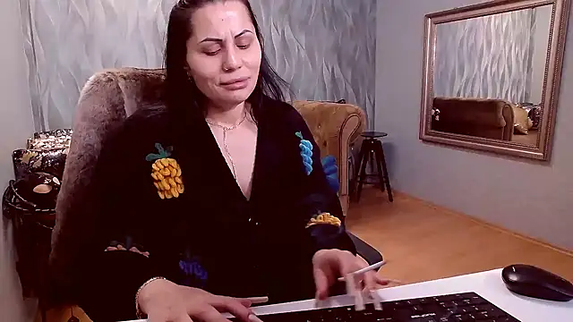 Snapshot of Sara_Poison chatting on February 10, 3:35 am Sara Poison online show from February 10, 3:35 am