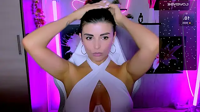 Snapshot of KayWuds chatting on December 3, 5:04 am KayWuds online show from December 3, 5:04 am