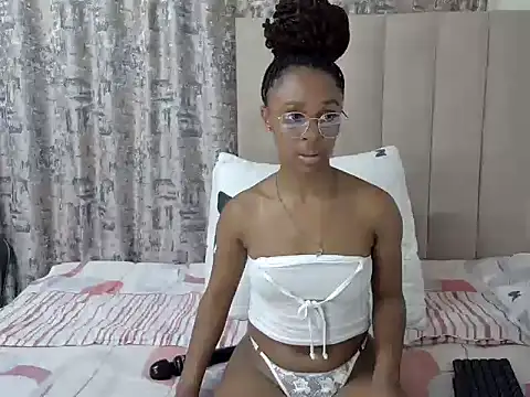 Snapshot of Pearl_00 chatting on December 15, 2:52 am Pearl 00 online show from December 15, 2:52 am