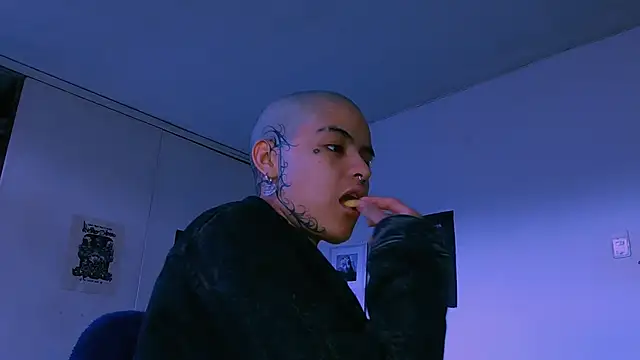 Snapshot of alex_one888 chatting on February 17, 9:10 pm alex one888 online show from February 17, 9:10 pm