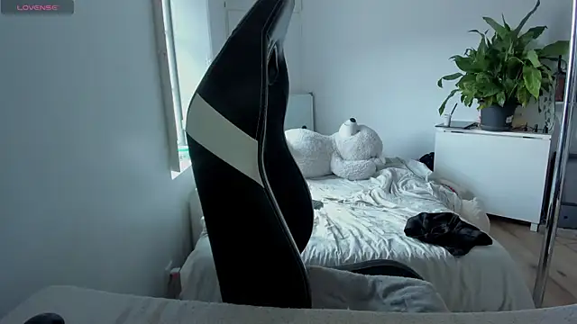 CeriseLapine online show from March 9, 12:20 pm