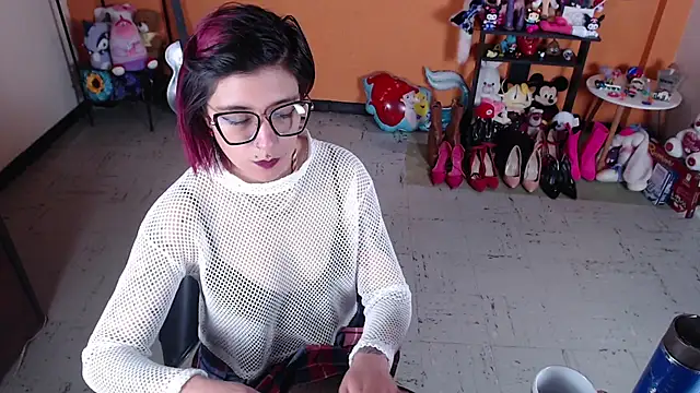 Snapshot of MissMiia2 chatting on January 4, 4:43 pm MissMiia2 online show from January 4, 4:43 pm