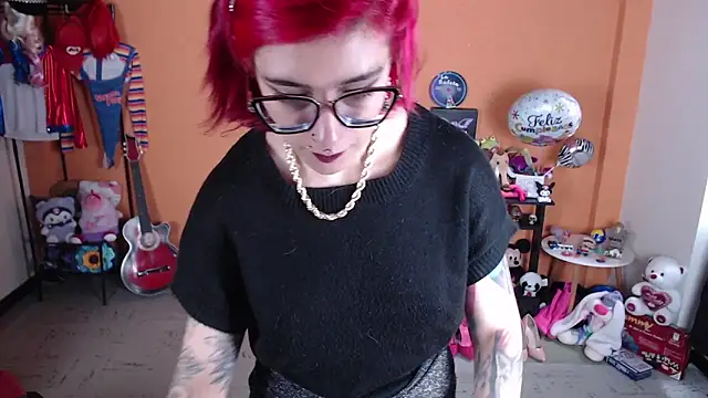 Snapshot of MissMiia2 chatting on February 5, 1:33 pm MissMiia2 online show from February 5, 1:33 pm