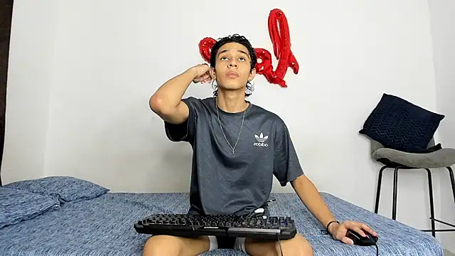 Snapshot of evanscollins chatting on November 27, 1:40 am evanscollins online show from November 27, 1:40 am