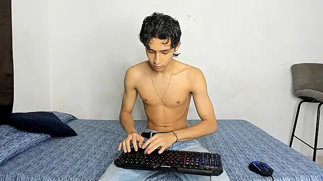 Snapshot of evanscollins chatting on December 15, 10:47 pm evanscollins online show from December 15, 10:47 pm