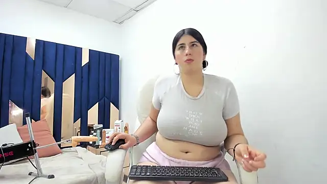 Snapshot of Criistaal_ chatting on March 21, 7:33 am Criistaal  online show from March 21, 7:33 am