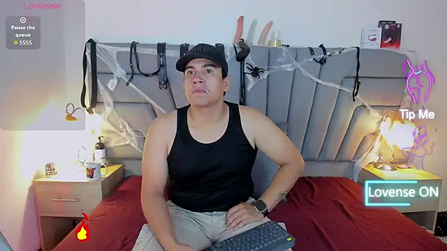 Snapshot of Vale_n_Matt chatting on October 28, 3:43 am Vale n Matt online show from October 28, 3:43 am