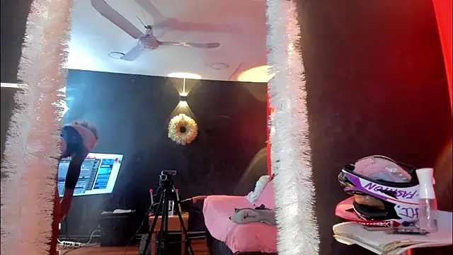 Snapshot of YayaHilton chatting on December 3, 5:04 am YayaHilton online show from December 3, 5:04 am