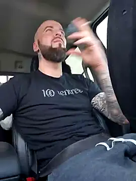 Snapshot of Beardedtattood chatting on January 21, 9:46 pm Beardedtattood online show from January 21, 9:46 pm