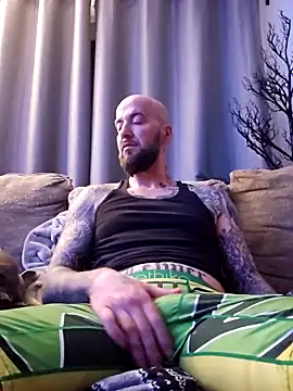 Snapshot of Beardedtattood chatting on January 22, 3:31 am Beardedtattood online show from January 22, 3:31 am