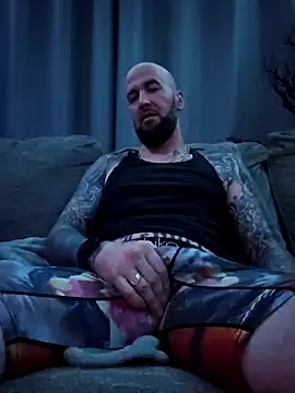 Snapshot of Beardedtattood chatting on January 23, 3:05 am Beardedtattood online show from January 23, 3:05 am