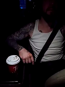 Snapshot of Beardedtattood chatting on February 4, 3:22 am Beardedtattood online show from February 4, 3:22 am