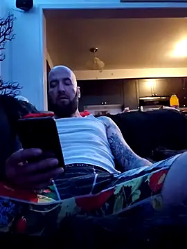 Snapshot of Beardedtattood chatting on February 6, 1:49 am Beardedtattood online show from February 6, 1:49 am