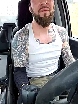 Snapshot of Beardedtattood chatting on February 13, 4:17 pm Beardedtattood online show from February 13, 4:17 pm