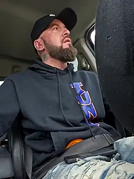 Snapshot of Beardedtattood chatting on February 24, 6:49 am Beardedtattood online show from February 24, 6:49 am