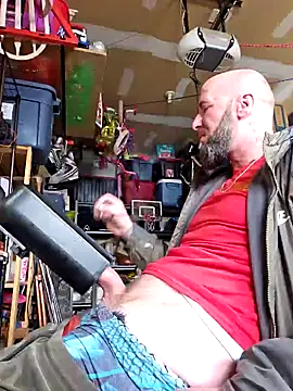 Snapshot of Beardedtattood chatting on February 24, 6:15 pm Beardedtattood online show from February 24, 6:15 pm