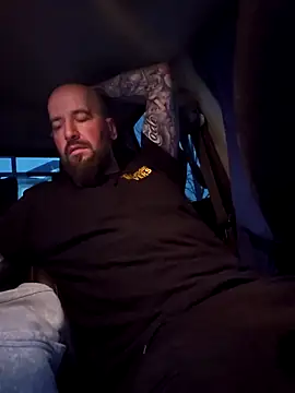 Snapshot of Beardedtattood chatting on March 1, 11:50 am Beardedtattood online show from March 1, 11:50 am