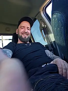 Snapshot of Beardedtattood chatting on March 18, 1:42 pm Beardedtattood online show from March 18, 1:42 pm