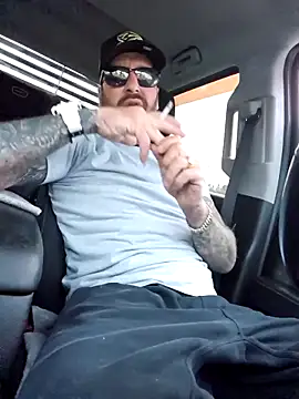 Snapshot of Beardedtattood chatting on September 13, 11:21 am Beardedtattood online show from September 13, 11:21 am