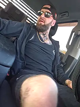 Snapshot of Beardedtattood chatting on September 27, 11:48 am Beardedtattood online show from September 27, 11:48 am