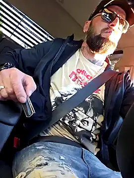 Snapshot of Beardedtattood chatting on September 29, 11:48 am Beardedtattood online show from September 29, 11:48 am