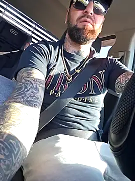 Snapshot of Beardedtattood chatting on October 4, 2:48 pm Beardedtattood online show from October 4, 2:48 pm