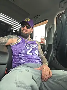 Snapshot of Beardedtattood chatting on October 27, 2:32 pm Beardedtattood online show from October 27, 2:32 pm