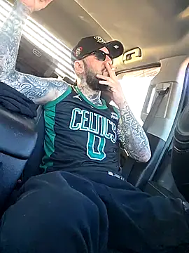 Snapshot of Beardedtattood chatting on November 2, 1:57 pm Beardedtattood online show from November 2, 1:57 pm