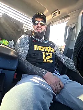 Snapshot of Beardedtattood chatting on November 4, 2:16 pm Beardedtattood online show from November 4, 2:16 pm