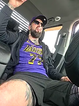 Snapshot of Beardedtattood chatting on November 6, 2:51 pm Beardedtattood online show from November 6, 2:51 pm