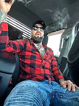 Snapshot of Beardedtattood chatting on November 8, 12:27 pm Beardedtattood online show from November 8, 12:27 pm