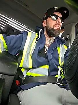 Snapshot of Beardedtattood chatting on November 9, 3:21 pm Beardedtattood online show from November 9, 3:21 pm