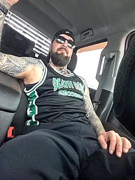 Snapshot of Beardedtattood chatting on November 12, 1:22 pm Beardedtattood online show from November 12, 1:22 pm