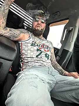 Snapshot of Beardedtattood chatting on November 14, 4:49 pm Beardedtattood online show from November 14, 4:49 pm