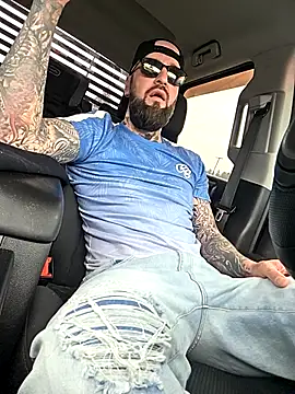 Snapshot of Beardedtattood chatting on November 15, 2:57 pm Beardedtattood online show from November 15, 2:57 pm