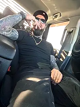 Snapshot of Beardedtattood chatting on November 16, 3:06 pm Beardedtattood online show from November 16, 3:06 pm