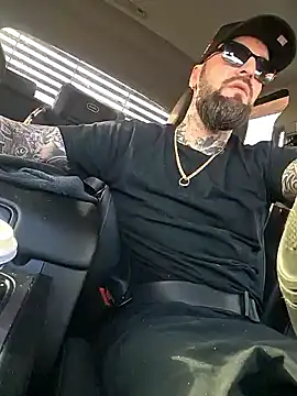 Snapshot of Beardedtattood chatting on November 24, 1:55 pm Beardedtattood online show from November 24, 1:55 pm