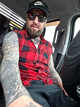 Snapshot of Beardedtattood chatting on November 25, 1:44 pm Beardedtattood online show from November 25, 1:44 pm