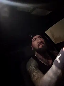 Snapshot of Beardedtattood chatting on December 4, 3:05 am Beardedtattood online show from December 4, 3:05 am